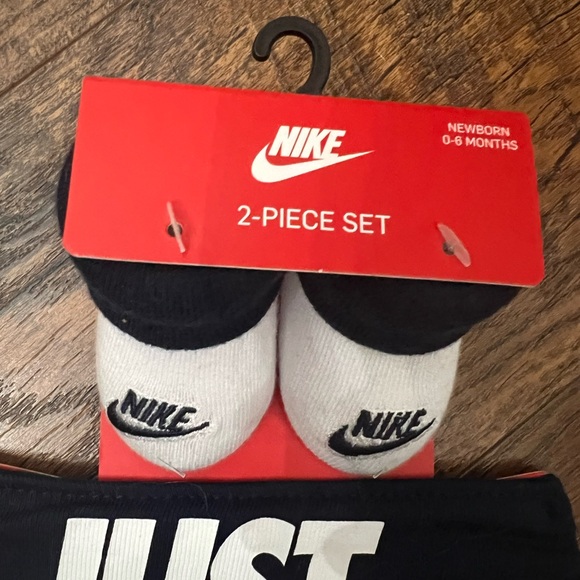 Nike Newborn Gift Set - Picture 2 of 5